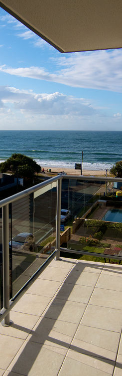 2 minute stroll to beach - Merrima Court Holiday Apartments
